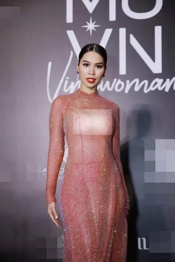 Siêu mẫu Hà Anh diện áo dài xuyên thấu dự chung kết Miss Universe Vietnam hồi tháng 6. Ảnh: BTC