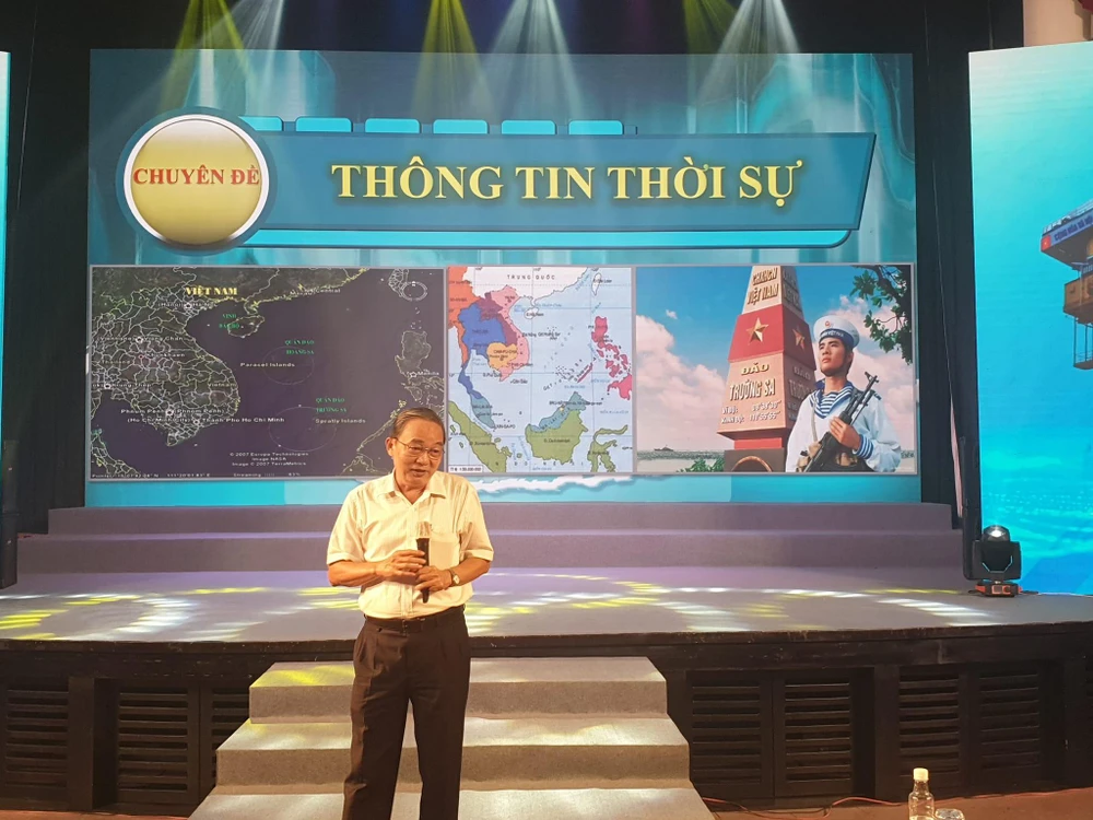 Trung tướng Phạm Văn Dỹ - Nguyên Bí thư Đảng uỷ, Chính uỷ Quân Khu 7 báo cáo thời sự về "Chủ quyền Việt Nam trên biển Đông". Ảnh: HÀ NGUYỄN