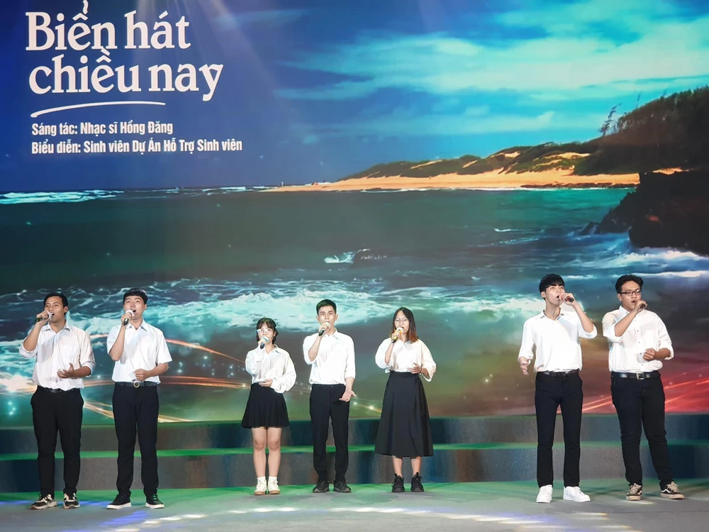 Nhóm sinh viên dự án hỗ trợ sinh viên. Ảnh: HÀ NGUYỄN