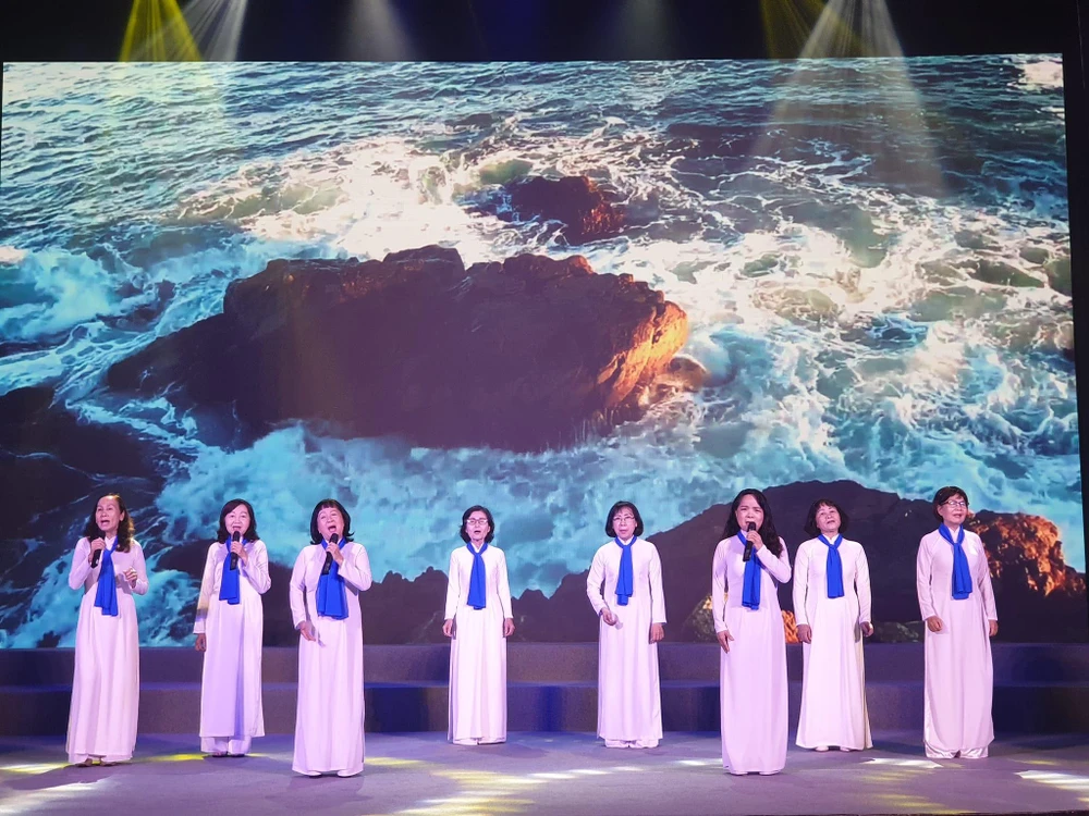 CLB truyền thống Thành Đoàn với tiết mục "Biển ơi hãy hát lên". Ảnh: HÀ NGUYỄN