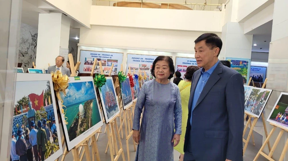 Bà Trương Mỹ Hoa và ông Johnathan Hạnh Nguyễn tham quan triển lãm ảnh với chủ đề "Hành trình 10 năm vì Hoàng Sa - Trường Sa thân yêu". Ảnh: TN