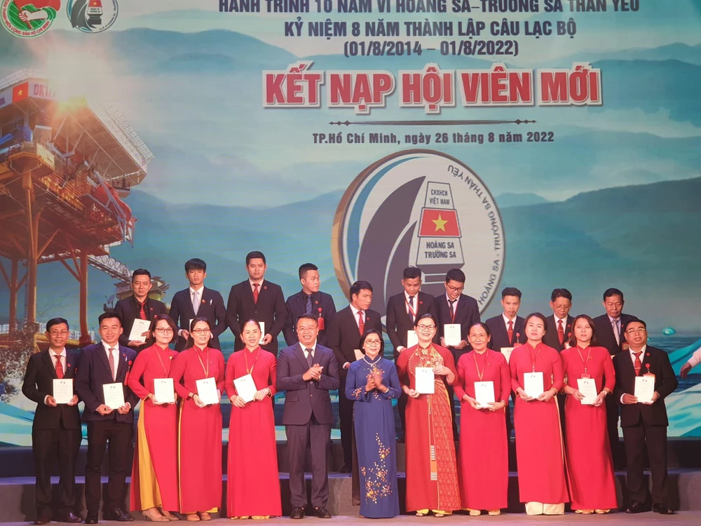 Những tập thể và hội viên mới được kết nạp vào CLB ""Vì Hoàng sa- Trường Sa thân yêu". Ảnh: HÀ NGUYỄN