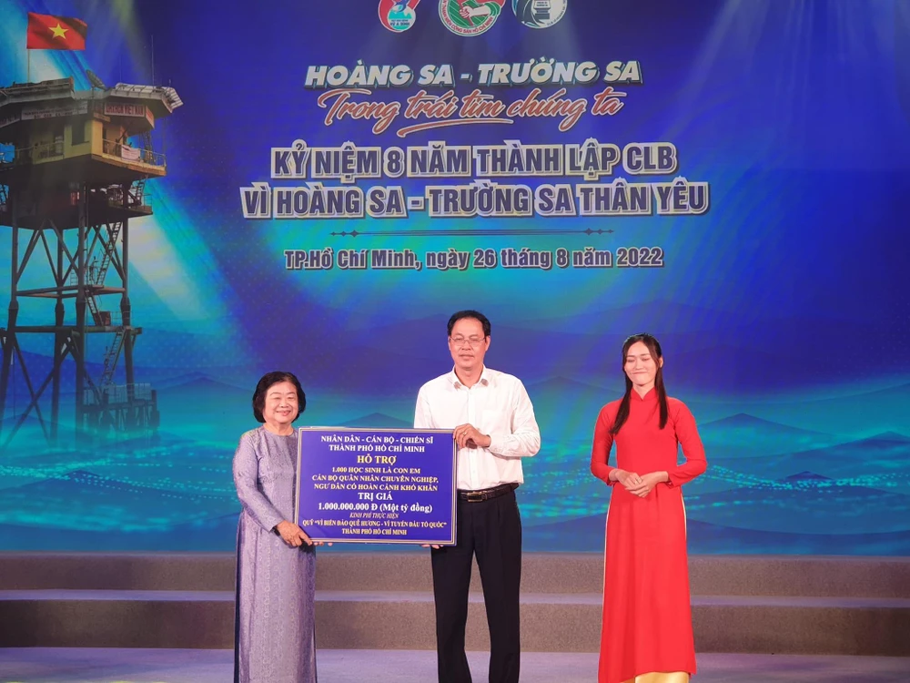 Ông Nguyễn Hồ Hải thay mặt nhân dân, cán bộ, chiến sĩ TP.HCM trao tặng 1.000 suất học bổng, trị giá 1 tỷ đồng cho Quỹ học bổng Vừ A Dính. Ảnh: HÀ NGUYỄN