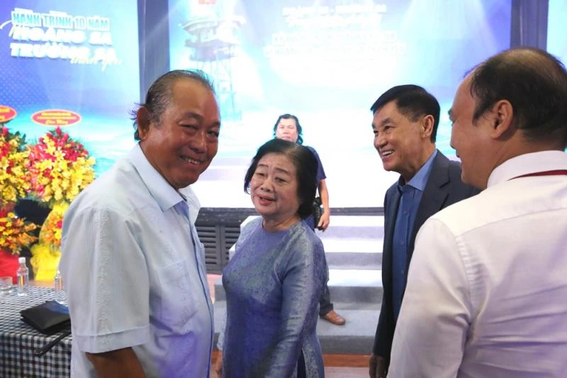 Ông Trương Hòa Bình, nguyên Ủy viên Bộ Chính trị, nguyên Phó Thủ tướng Thường trực Chính phủ cùng các đại biểu. Ảnh: PHÚ LỮ