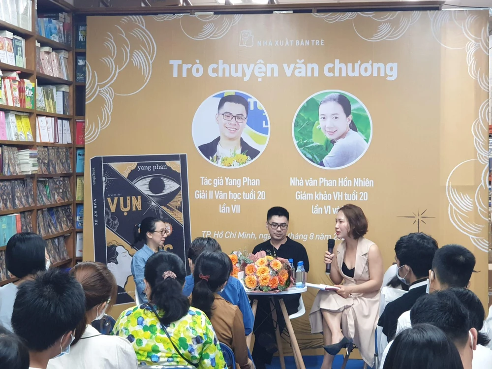 Nhà văn Phan Hồn Nhiên và tác giả trẻ Yang Phan (từ trái qua) trò chuyện tại chương trình. Ảnh: VĂN HÀ
