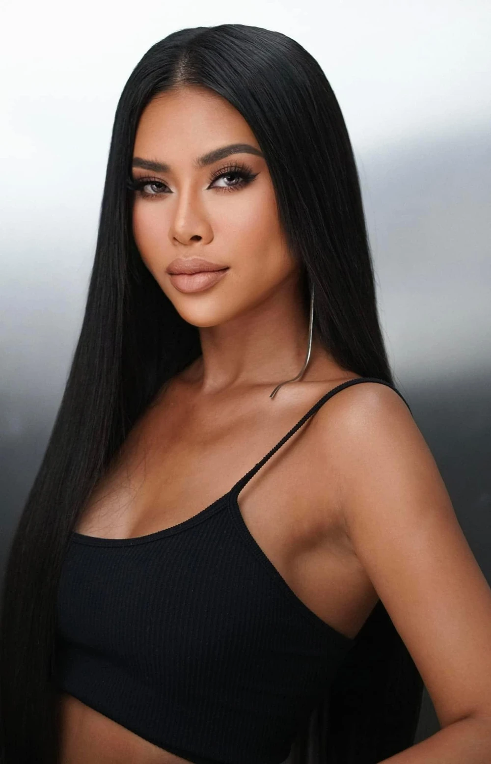 Mỹ Ái sinh năm 1997 tại Cần Thơ. Hiện cô là người mẫu tự do, HLV Yoga tại TP.HCM. Bên cạnh đó, cô còn là một hot TikToker với hơn 50 nghìn theo dõi. Kênh của cô chuyên hướng dẫn nấu ăn và truyền tải thông điệp tích cực.