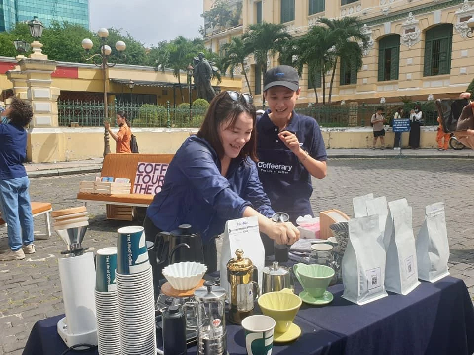 Đông đảo bạn trẻ đến trải nghiệm cách pha chế cà phê. Ảnh: HÀ NGUYỄN.