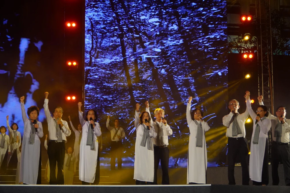 Câu lạc bộ Truyền thống Thành đoàn với liên khúc Xuống đường , Tin tưởng ca. Ảnh: V.H