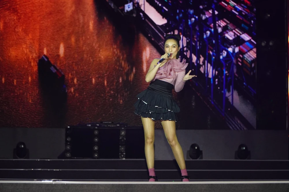 Ca sĩ Hiền Thục mang đến chương trình 2 ca khúc gợi nhớ lòng tự hào dân tộc như: Tự hào TP.HCM, Yêu dấu theo gió bay.