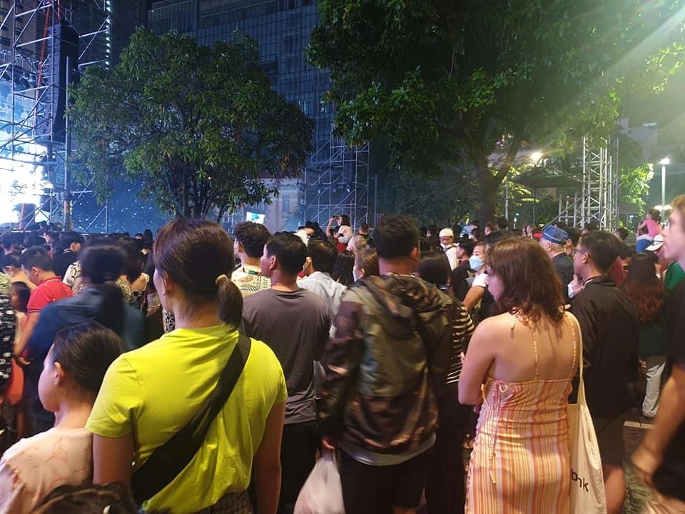 Đông đảo khán giả đến với phố đi bộ Nguyễn Huệ thưởng thức chương trình nghệ thuật. Ảnh: V.H