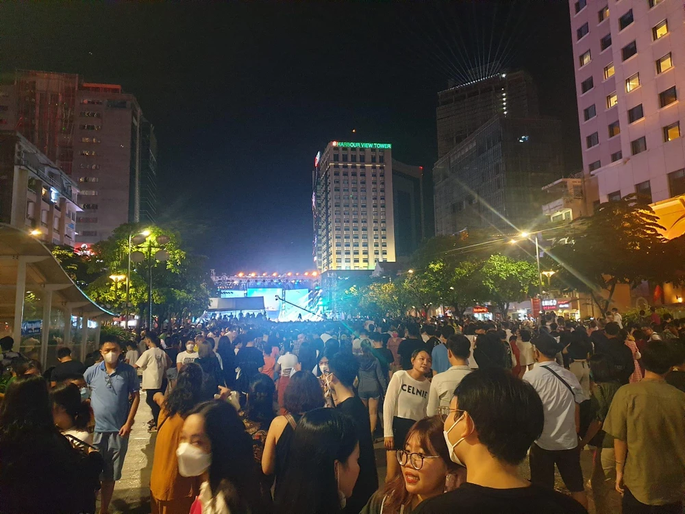 Dù đã trễ nhưng phố đi bộ Nguyễn Huệ vẫn chật cứng khán giả. Ảnh: V.H