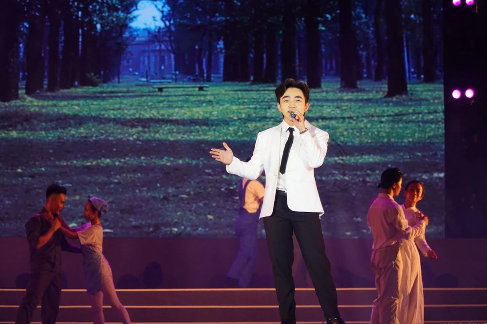 Ca sĩ Trung Quang gây ấn tượng với ca khúc Tình ca mùa xuân giàu cảm xúc, mở ra một cuộc sống mới, tươi sáng, đất nước đón ánh bình minh.