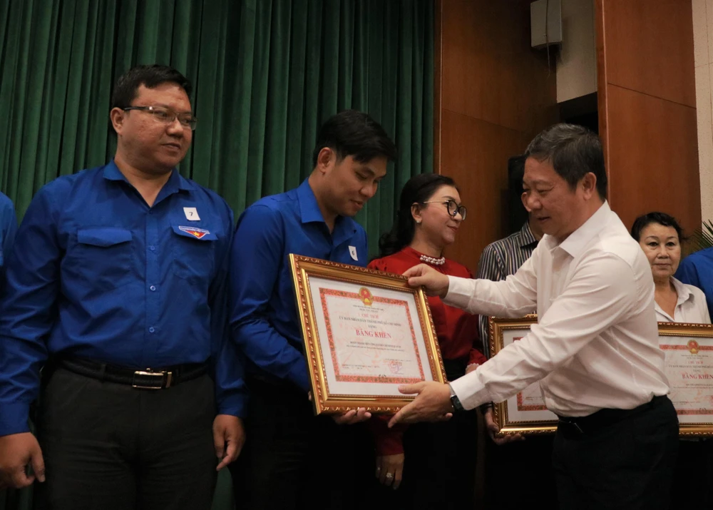 Ông Dương Anh Đức tặng bằng khen UBND TP cho các tập thể có thành tích xuất sắc trong tổ chức hoạt động Hè của TP năm 2022. Ảnh: VÕ THƠ