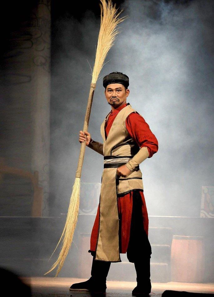 NS Lương Nhật Tiến vào vai Đinh Bộ Lĩnh trong vở "Thái hậu Dương Vân Nga". Ảnh: NSCC