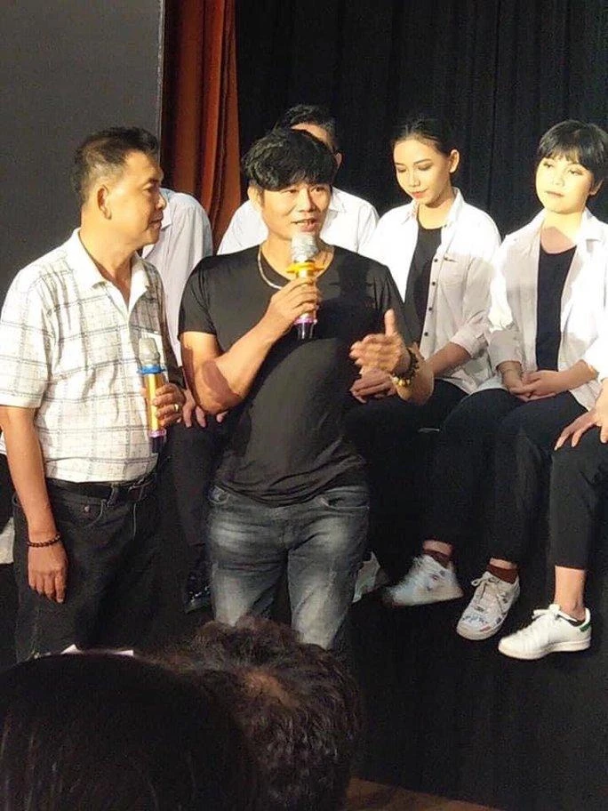 NS Lương Nhật Tiến (giữa) dặn dò các diễn viên trẻ tại sân khấu kịch Hồng Vân sau buổi thi. Ảnh: NSCC.