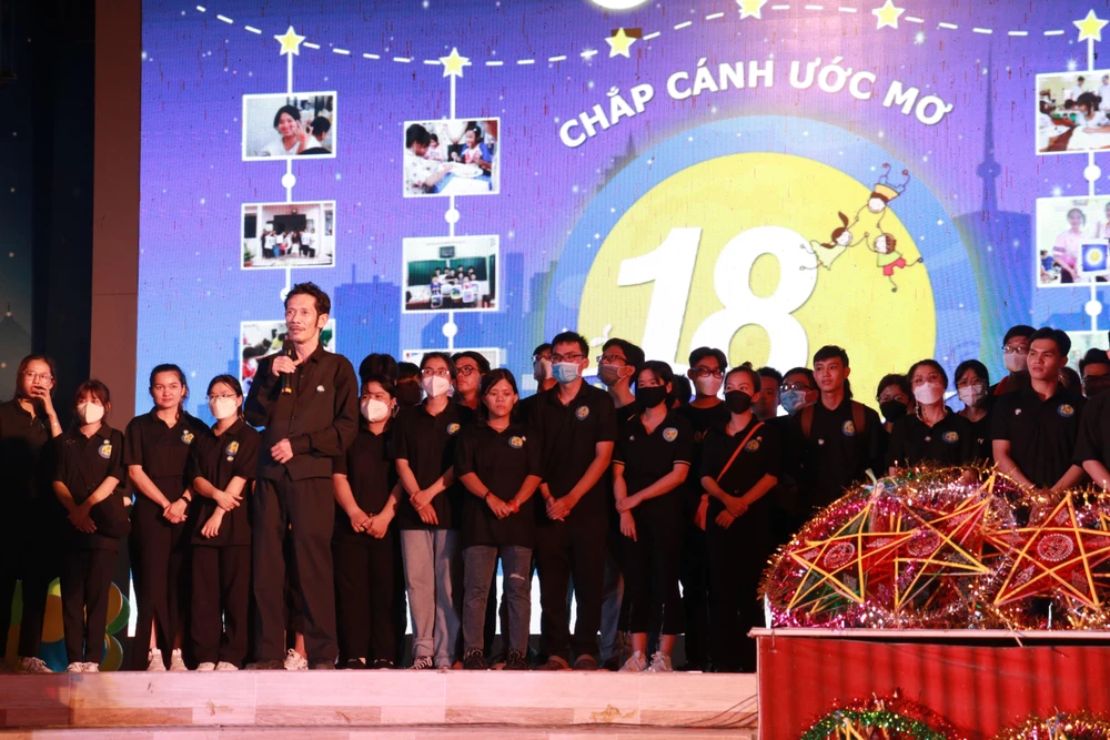 Ông Trần Khắc Dũng, Trưởng Ban tổ chức chương trình gửi lời chúc mừng Tết trung thu đến các cháu thiếu nhi. Ảnh VÕ THƠ