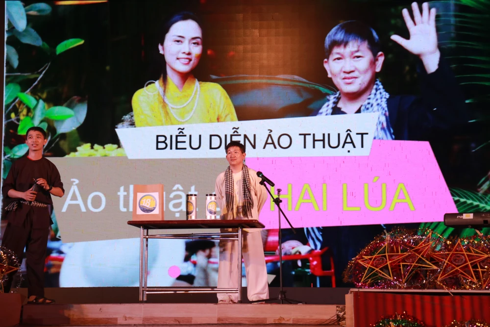 Ông Huỳnh Minh Hiệp, Phó Chánh văn phòng Trung tâm UNESCO góp vui bằng các tiết mục ảo thuật. Ảnh VÕ THƠ