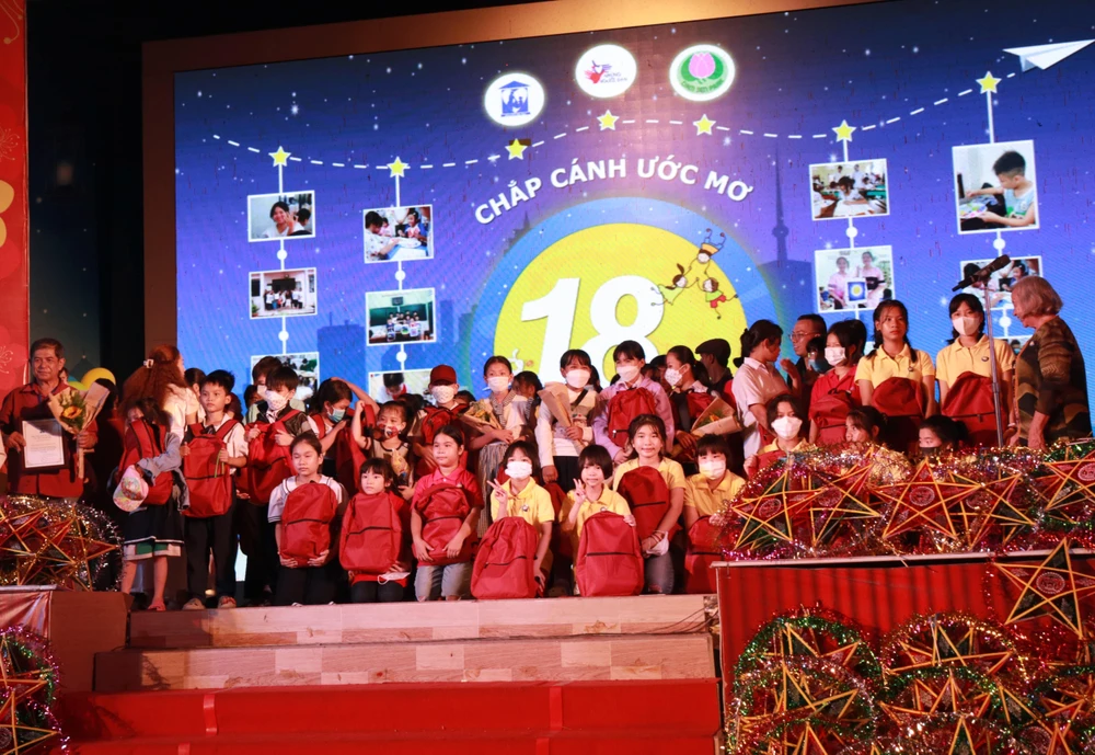 Ban tổ chức tặng quà trung thu cho các em nhỏ. Ảnh VÕ THƠ