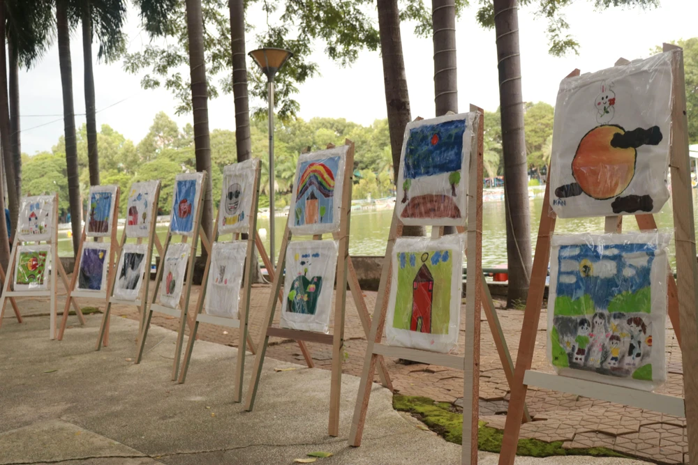 Khu trưng bày các tác phẩm tranh vẽ của các cháu thiếu nhi. Ảnh VÕ THƠ