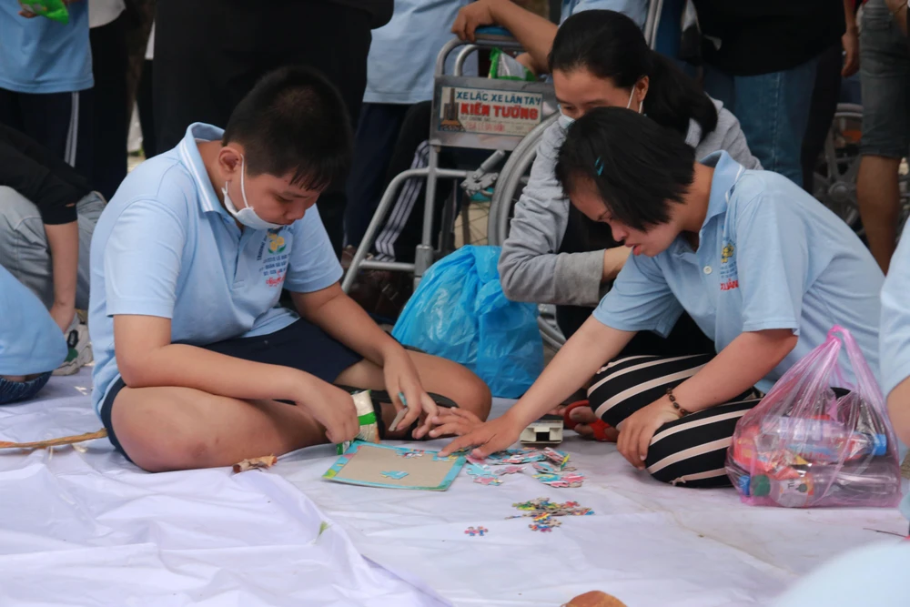 Các cháu thiếu nhi hòa mình vào không gian vui chơi ngoài trời. Ảnh VÕ THƠ