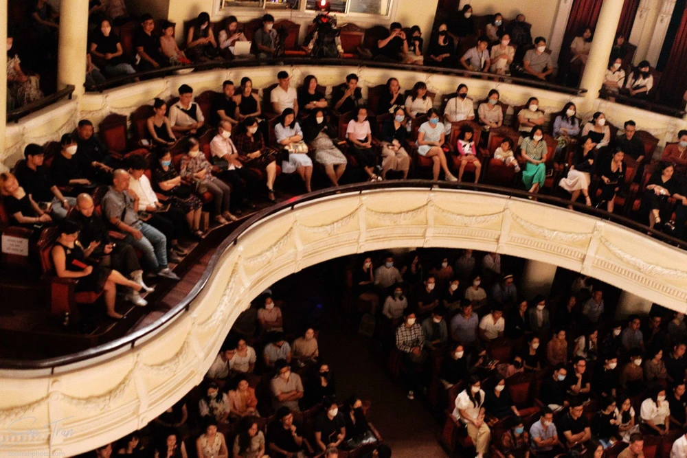 Đông đảo khán giả đến thưởng thức đêm diễn thứ 2 chương trình nghệ thuật giao hưởng “Giai điệu mùa thu” 2022. Ảnh: TRẦN HOÀNG SƠN