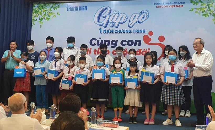 23 em học sinh được ký kết bảo trợ nhận quà và số tiền mỗi em 1 triệu đồng, do Nhóm Thiện nguyện Sài Gòn trao tặng. Ảnh: KHÁNH AN