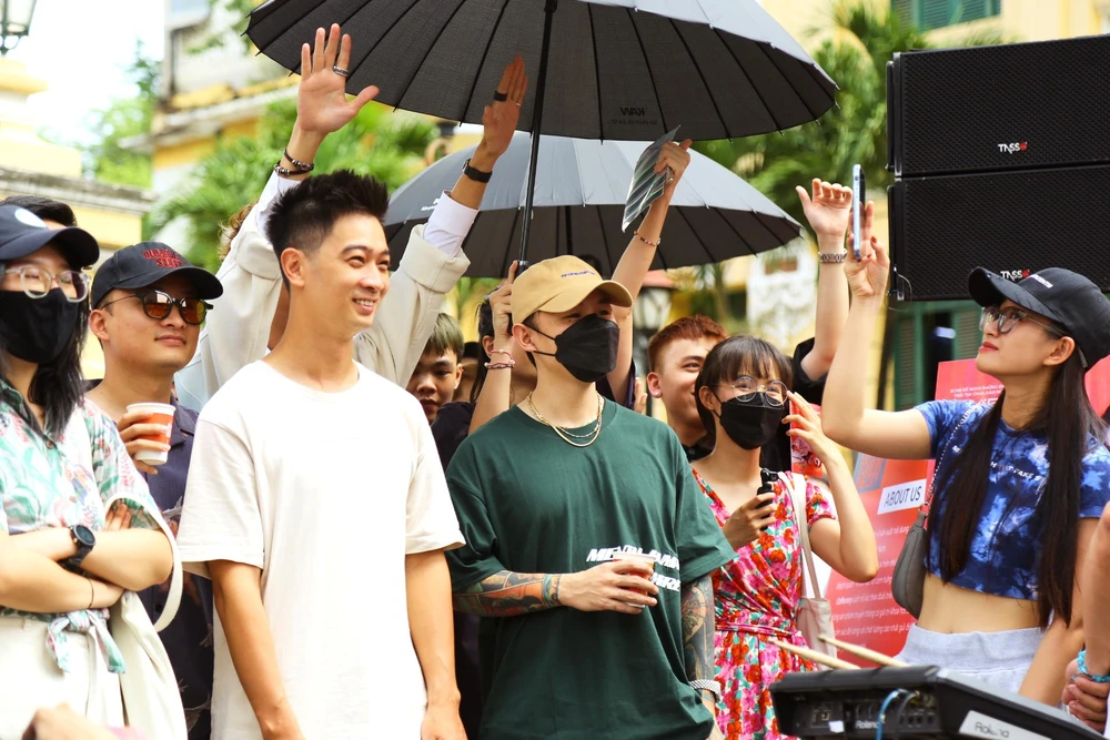 Nghệ sĩ Binz và Slim V của SpaceSpeakers cũng có mặt tại sự kiện với tư cách khán giả. Ảnh: BTC.