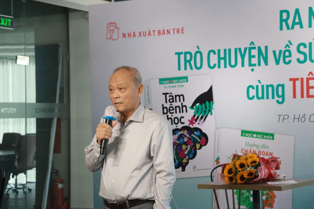 Tiến sĩ Phạm Toàn trò chuyện về sức khỏe tâm lý tâm thần với khán giả. Ảnh: VÕ THƠ