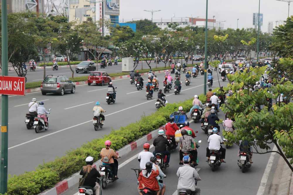 Đường Phạm Văn Đồng nối các tuyến đường Tân Sơn Nhất - Bình Lợi - Vành đai ngoài với chiều dài hơn 12 km, quy mô lên đến 12 làn xe. Điểm đầu tuyến nối từ ngã năm Nguyễn Thái Sơn, quận Gò Vấp và điểm cuối tuyến là nút giao thông Linh Xuân, TP Thủ Đức. Đường Phạm Văn Đồng nối các tuyến đường Tân Sơn Nhất - Bình Lợi - Vành đai ngoài với chiều dài hơn 12 km, quy mô lên đến 12 làn xe. Điểm đầu tuyến nối từ ngã năm Nguyễn Thái Sơn, quận Gò Vấp và điểm cuối tuyến là nút giao thông Linh Xuân, TP Thủ Đức.