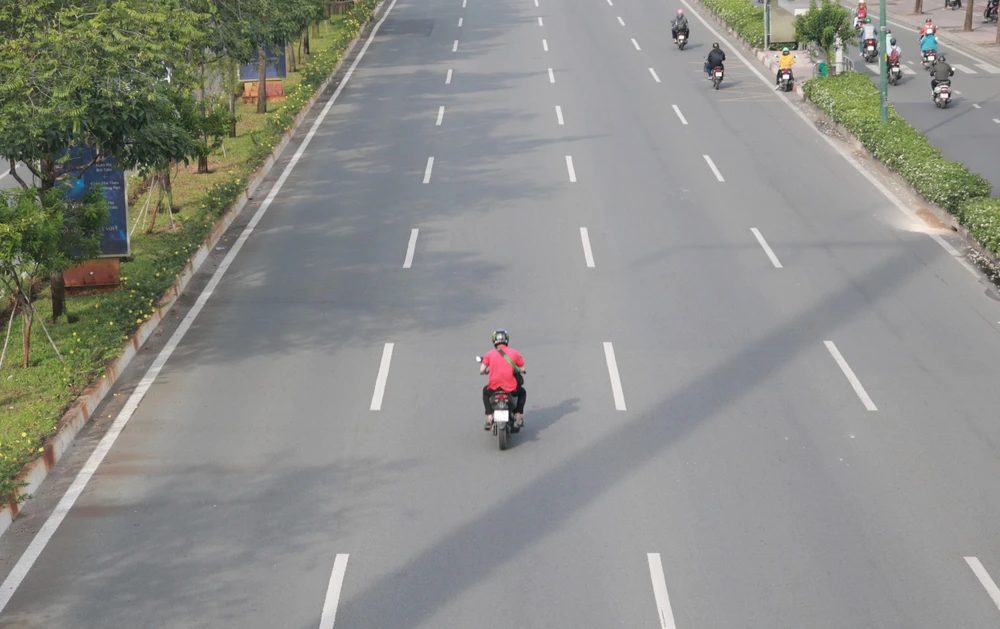 Mặc dù đường vắng nhưng một số người điều khiển xe máy vẫn cố tình chạy vào làn đường dành cho ô tô. Mặc dù đường vắng nhưng một số người điều khiển xe máy vẫn cố tình chạy vào làn đường dành cho ô tô.