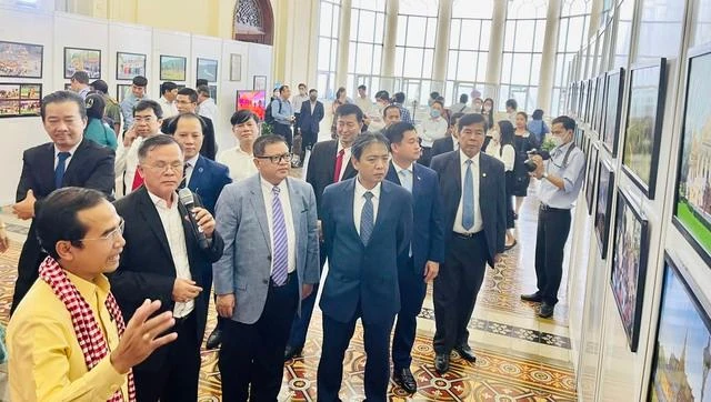 Thứ trưởng Bộ VHTT&amp;DL Hoàng Đạo Cương (trái) và các đại biểu tham quan triển lãm