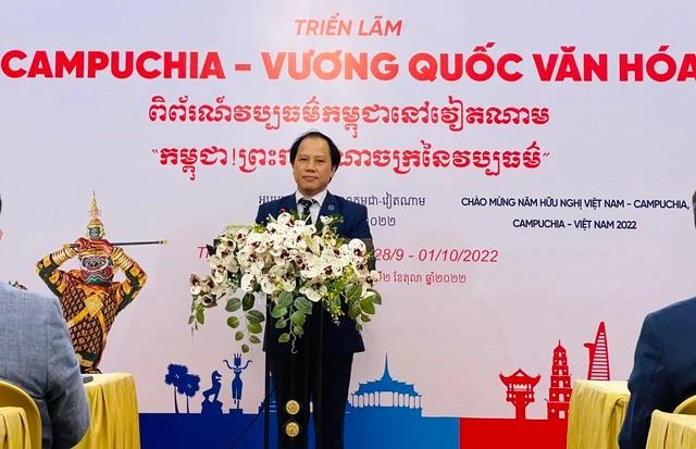 Phát biểu khai mạc triển lãm, ông Trần Nhất Hoàng - Phó Cục trưởng Cục Hợp tác Quốc tế Bộ VHTTDL khẳng định, với nền tảng quan hệ đoàn kết, hợp tác hữu nghị truyền thống tốt đẹp từ lâu đời giữa Việt Nam và Campuchia, việc giao lưu, hợp tác văn hóa đang ngày càng trở nên quan trọng, góp phần thúc đẩy quan hệ hợp tác giữa hai nước. Ảnh: V.H