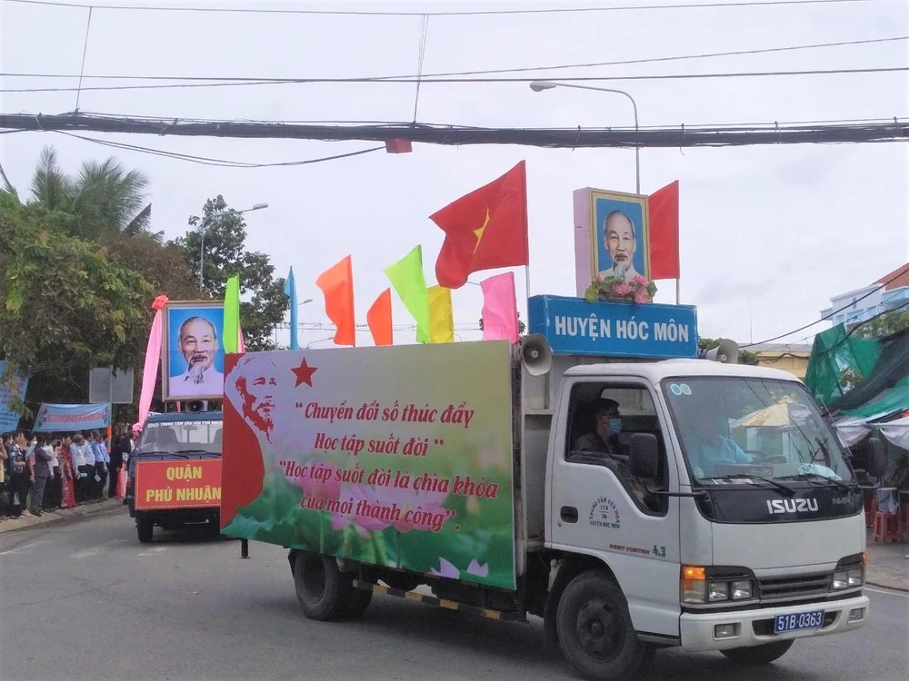 Đoàn xe diễu hành qua các quận, huyện tuyên truyền về Tuần lễ hưởng ứng học tập suốt đời. Ảnh: KHÁNH AN