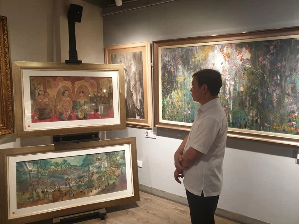 Nhiều người đến thưởng lãm tranh tại triển lãm. Ảnh: VĂN HÀ