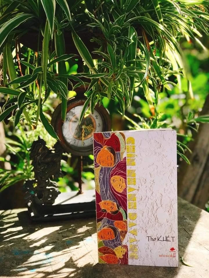 Tập thơ "Chín nhánh da vàng" dày 100 trang, do Nhà xuất bản Hội Nhà văn ấn hành, gồm hai phần "Chín nhánh khói bay" và "Giấc mơ da vàng". Tập thơ "Chín nhánh da vàng" dày 100 trang, do Nhà xuất bản Hội Nhà văn ấn hành, gồm hai phần "Chín nhánh khói bay" và "Giấc mơ da vàng".