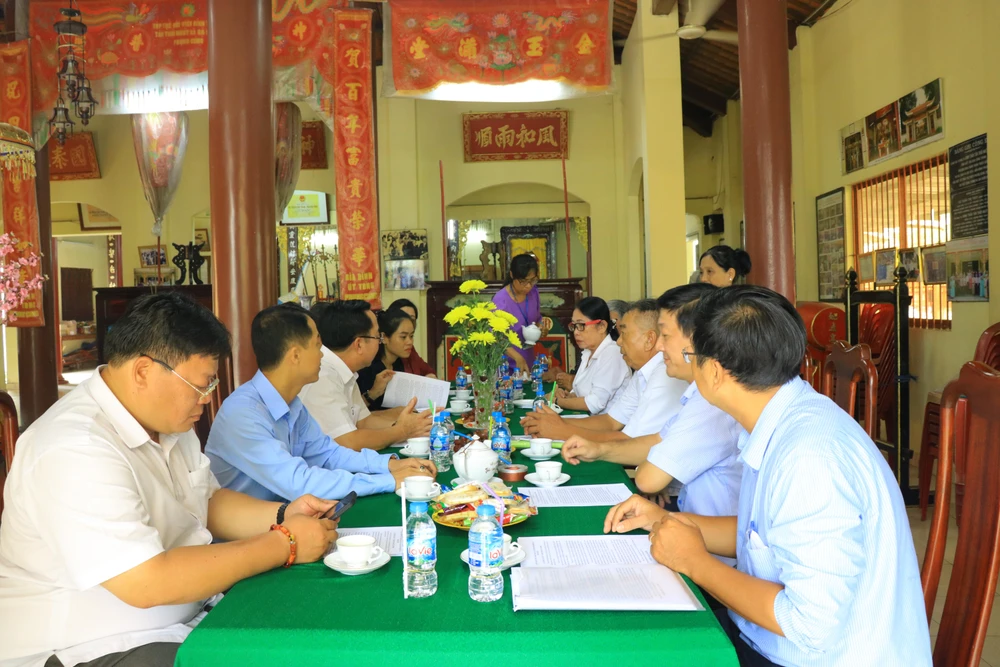 Giám đốc Sở VH&amp;TT TP.HCM cùng đoàn công tác của sở làm việc trực tiếp với Hội Ban quản lý Đình Tân Thới Nhất. Ảnh: VÕ THƠ