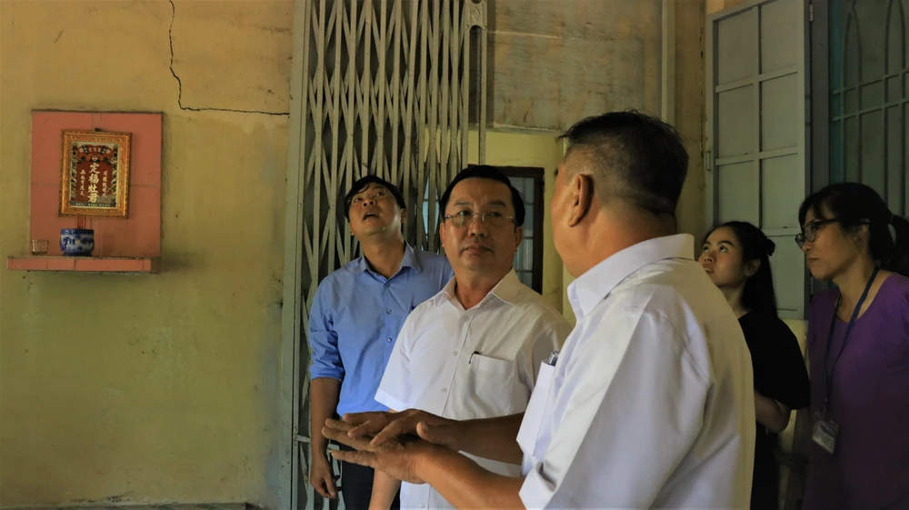 Ông Trần Thế Thuận khảo sát các hạng mục xuống cấp của Đình Tân Thới Nhất. Ảnh: VÕ THƠ
