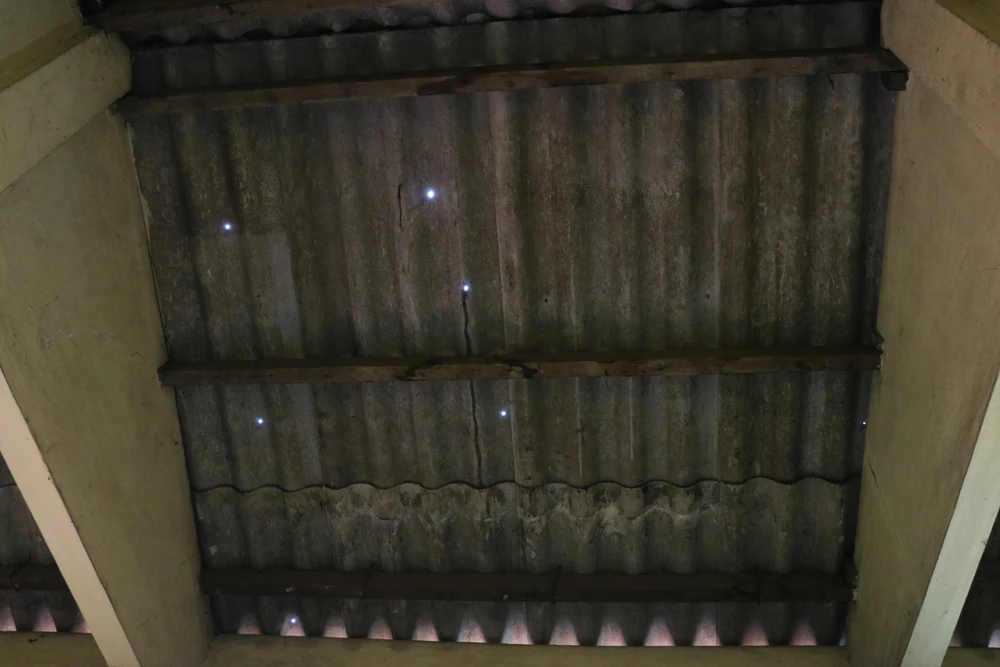 Mái gian bếp thủng lỗ nhiều nơi khi mưa bị dột nát nghiêm trọng. Ảnh: VÕ THƠ