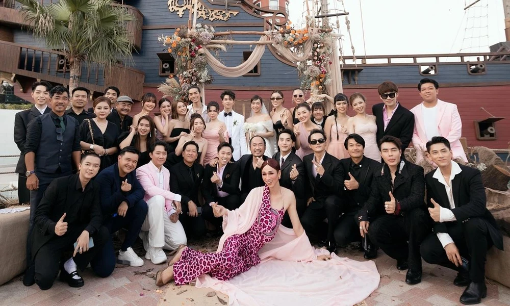 Ngày vui của Diệu Nhi- Anh Tú vào chiều 10-10, nhiều nghệ sĩ như NSND Việt Anh, Trấn Thành, Trường Giang, Lê Giang, Ngô Kiến Huy, Jun Phạm, Anh Đức, BB Trần, Hải Triều, Thuận Nguyễn, Sam… có mặt từ sớm tại Phan Thiết để chúc mừng. Ảnh: FBNV