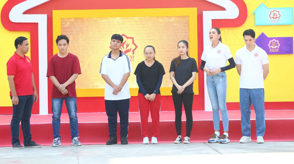 Chứng kiến hoàn cảnh vô cùng khó khăn của cả ba gia đình, siêu mẫu Hoàng Yến không khỏi nghẹn ngào. Ảnh: CTCC