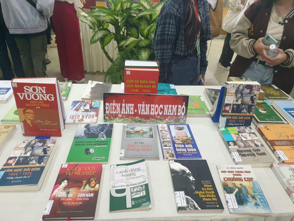 Ngoài ra triển lãm còn giới thiệu hơn 500 ấn phẩm sách, báo, tài liệu… về lịch sử đấu tranh cách mạng của nhân dân Nam Bộ giai đoạn 1945-1954 và văn hoá Nam Bộ (từ kho tư liệu của Thư viện Khoa học Tổng hợp TP.HCM).