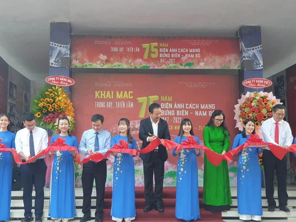 Các đại biểu cắt băng khai mạc triển lãm. Ảnh: V.H