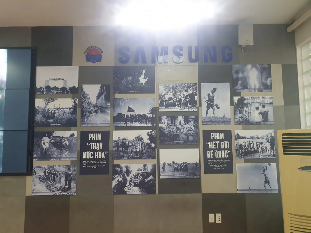 Phim tài liệu "Trận Mộc Hoá" được chiếu tại triển lãm. Ảnh: VĂN HÀ