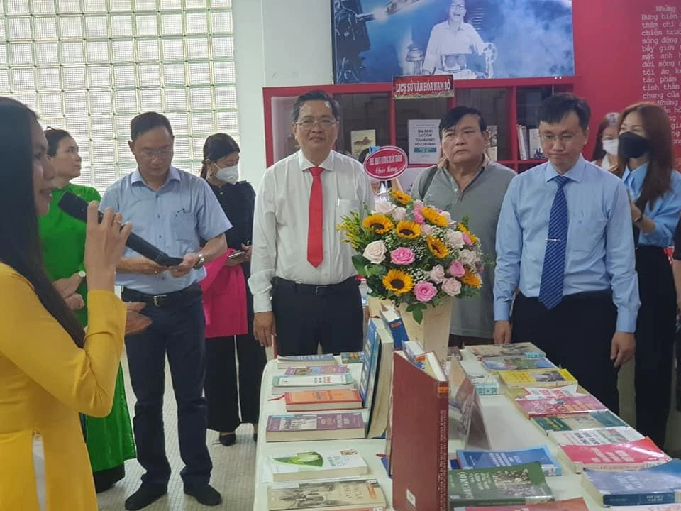 Các lãnh đạo thưởng thức hình ảnh tại triển lãm. Ảnh: VĂN HÀ