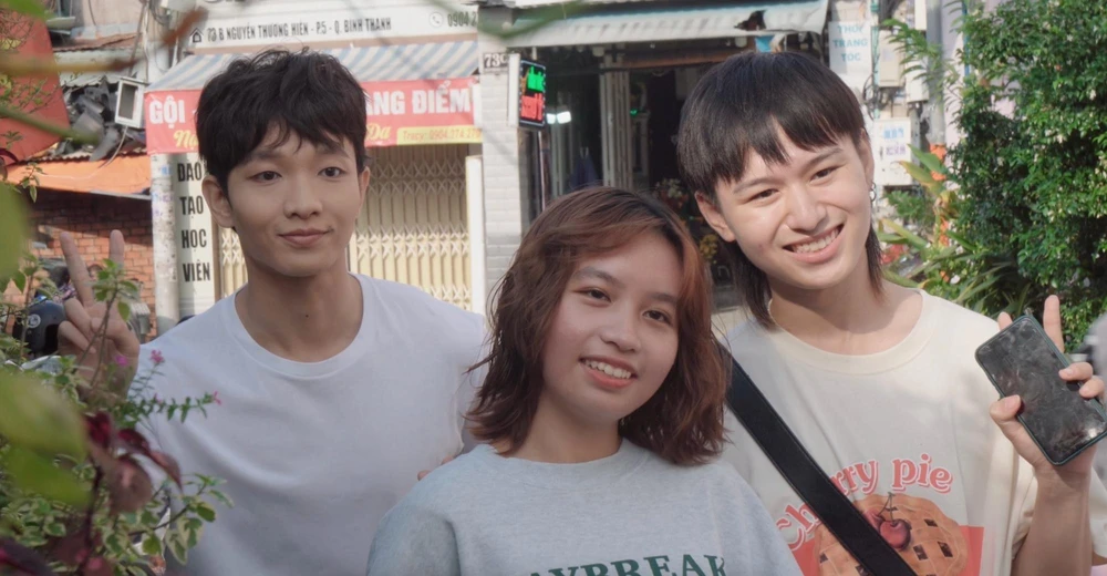 Không chỉ dồn toàn lực chuẩn bị cho Yên Concert, Hoàng Dũng còn “đốn tim" fan khi trực tiếp xuất hiện để gửi tặng vé concert cho những fan may mắn. Không chỉ dồn toàn lực chuẩn bị cho Yên Concert, Hoàng Dũng còn “đốn tim" fan khi trực tiếp xuất hiện để gửi tặng vé concert cho những fan may mắn.