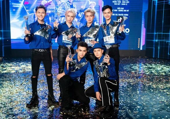 Kết quả, có 6 thí sinh bước vào đội hình nhóm nhạc chính thức của Vote For Five. Đó là Alex Dương (Dương Quốc Anh), Gusty (Nguyễn Võ Thành Phong), Jayden (Nguyễn Quang Hiếu), Cường Bạch (Bạch Hồng Cường), Jiroh (Đức Huy), Jbin (Trương Duy Thiện). Các thành viên sinh từ năm 1996 đến năm 2000. Ảnh: CTCC Kết quả, có 6 thí sinh bước vào đội hình nhóm nhạc chính thức của Vote For Five. Đó là Alex Dương (Dương Quốc Anh), Gusty (Nguyễn Võ Thành Phong), Jayden (Nguyễn Quang Hiếu), Cường Bạch (Bạch Hồng Cường), Jiroh (Đức Huy), Jbin (Trương Duy Thiện). Các thành viên sinh từ năm 1996 đến năm 2000. Ảnh: CTCC