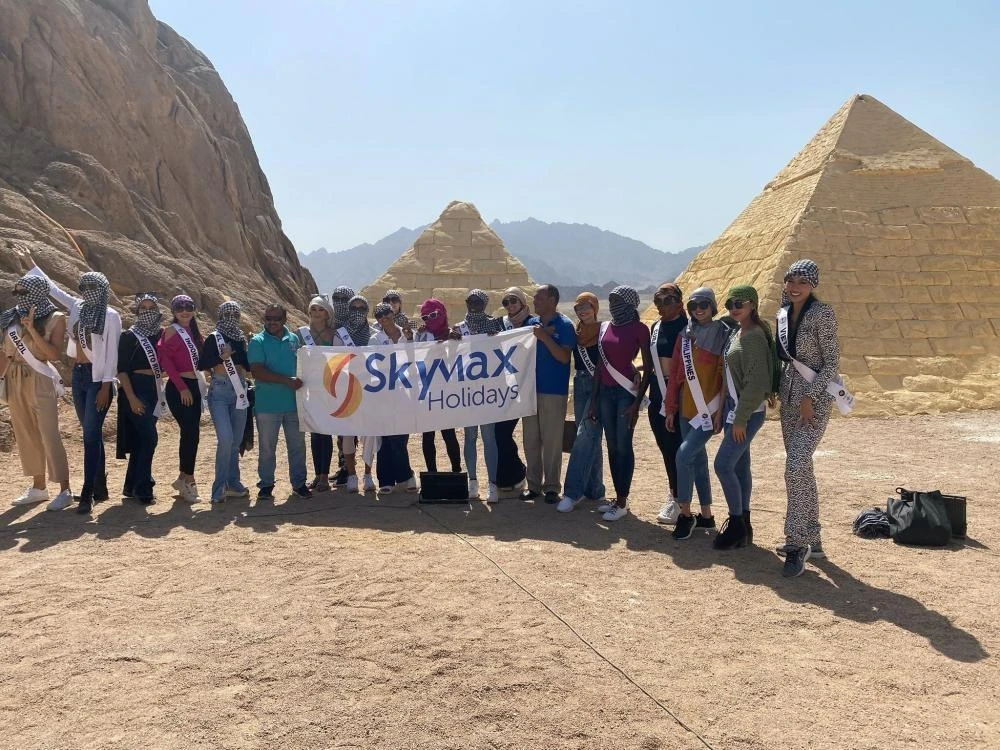 Chiếc khăn rằn ngay lập tức được dàn thí sinh tận dụng để “đối phó” với cái nắng nóng gần 40 độ tại Ai Cập.