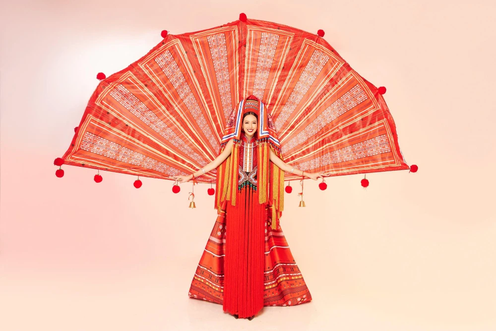 Ngày 13-10, Bảo Ngọc bước vào phần thi National Costume (trang phục dân tộc) với bộ trang phục mang tên "Cô Em Dao Đỏ" .