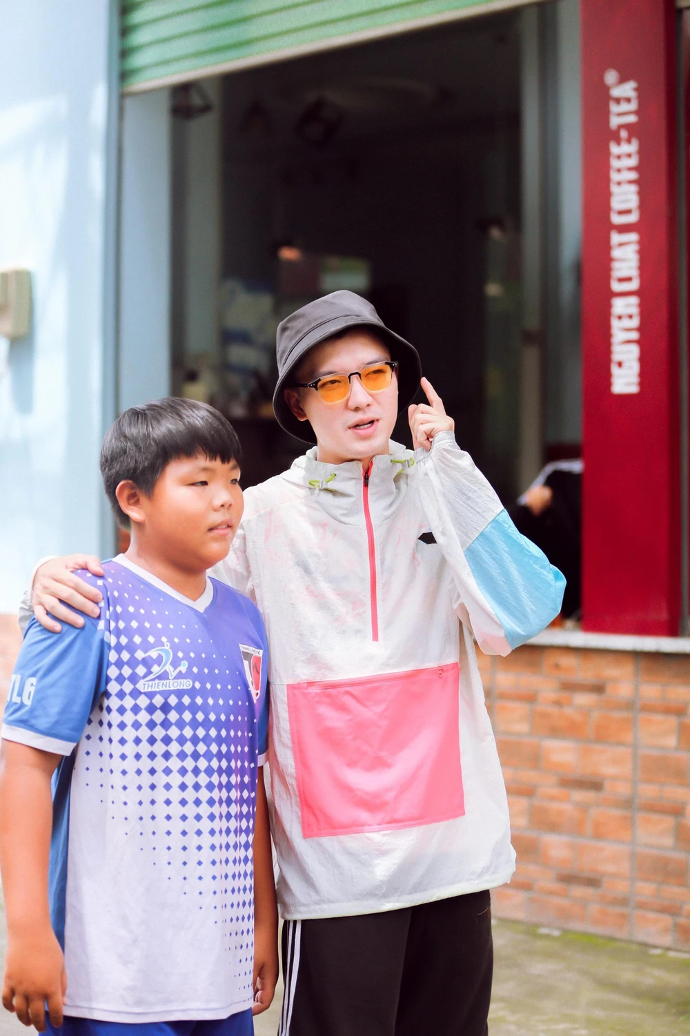 Diễn viên Bi Max và cầu thủ nhí Nguyễn Ngọc An Sang. Ảnh: CTCC Diễn viên Bi Max và cầu thủ nhí Nguyễn Ngọc An Sang. Ảnh: CTCC