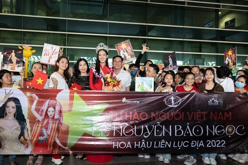 Nàng hậu nhận được sự chào đón nồng nhiệt của người hâm mộ. Ảnh; FBNV